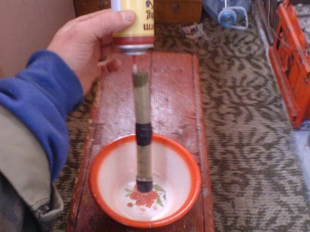 Hydra We take out the butane cylinders from the refrigerator.webp