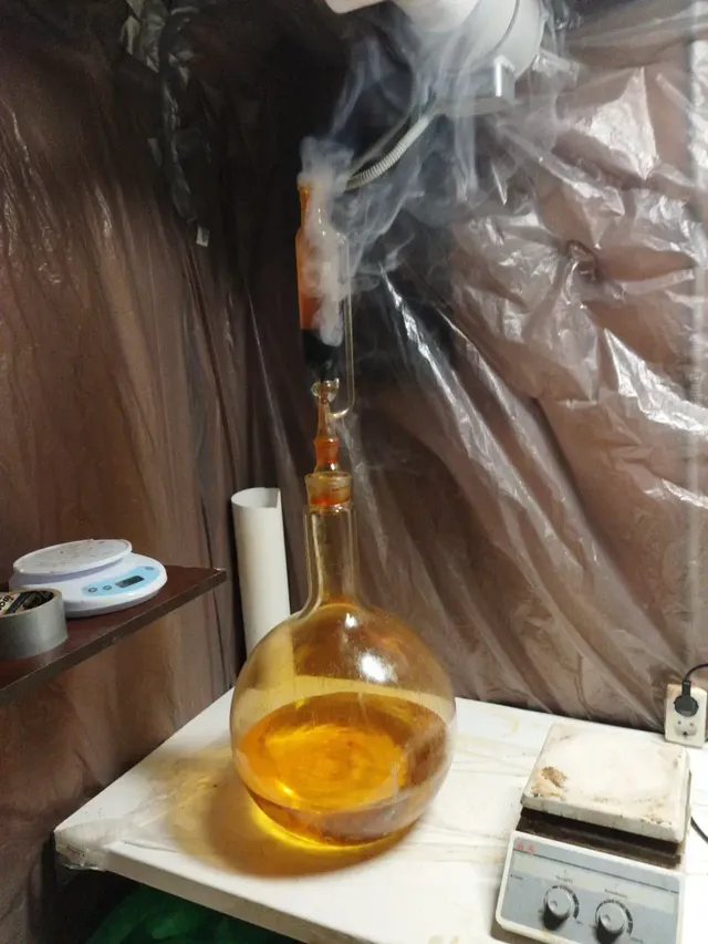 mephedrone-dcm-reaction-apparatus.webp