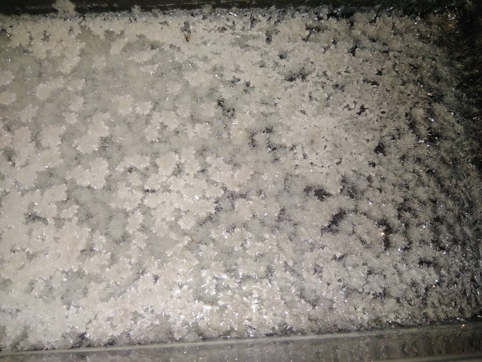 Mephedrone synthesis Recrystallization large crystals.jpg